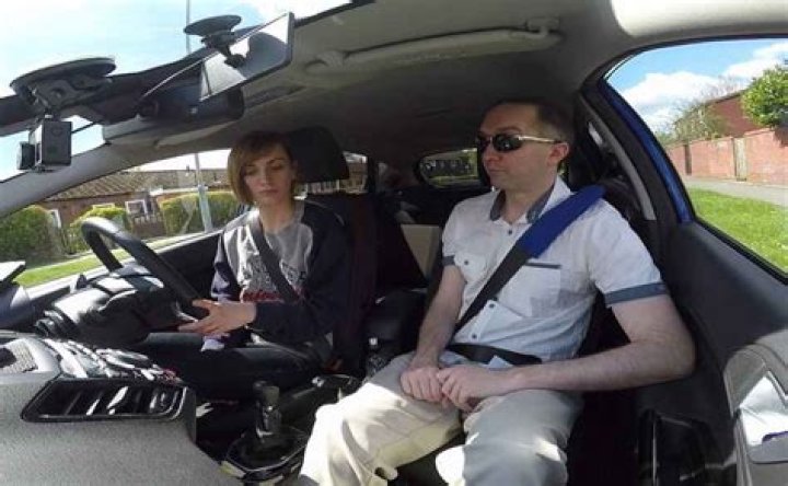 Do driving instructors have to pay tax?