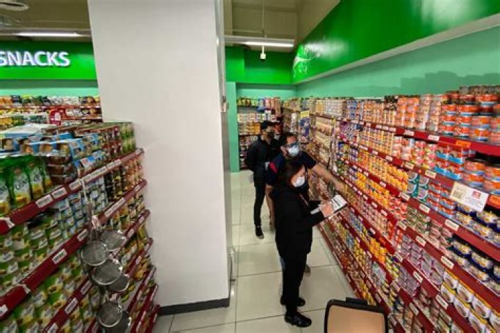 What stores give discounts to healthcare workers?