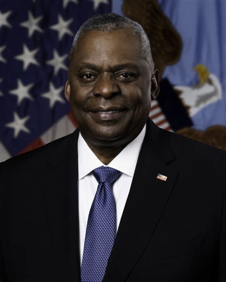 Who is secretary of Ministry of Commerce and Industry?